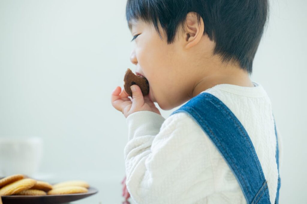 子供　クッキーを食べる